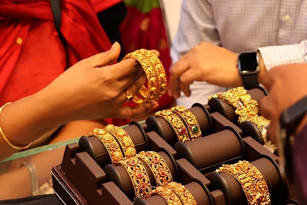 چرا داشتن فاکتور برای خرید و فروش طلا ضروری است؟