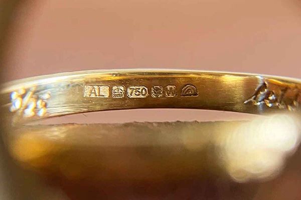 بررسی حروف حک شده روی طلا